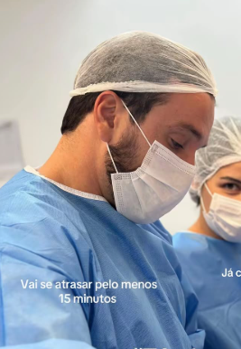 Dr. Ricardo Sandri durante procedimento cirúrgico